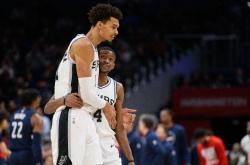 爱游戏体育app-圣安东尼奥马刺续约达龙福克斯，薪水或有变动