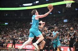 爱游戏体育平台-夏洛特黄蜂能否终结九连败？挑战东部第三多伦多猛龙