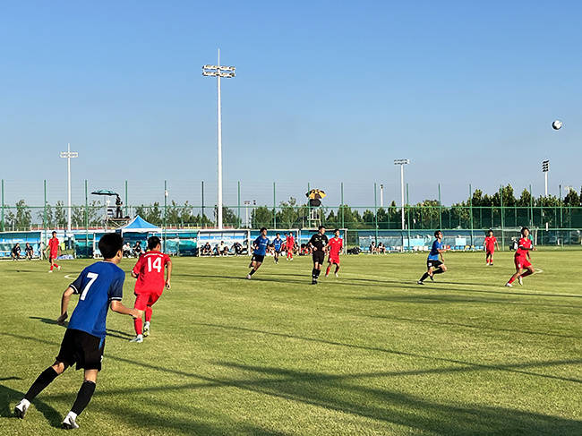 “足球，从娃娃抓起”