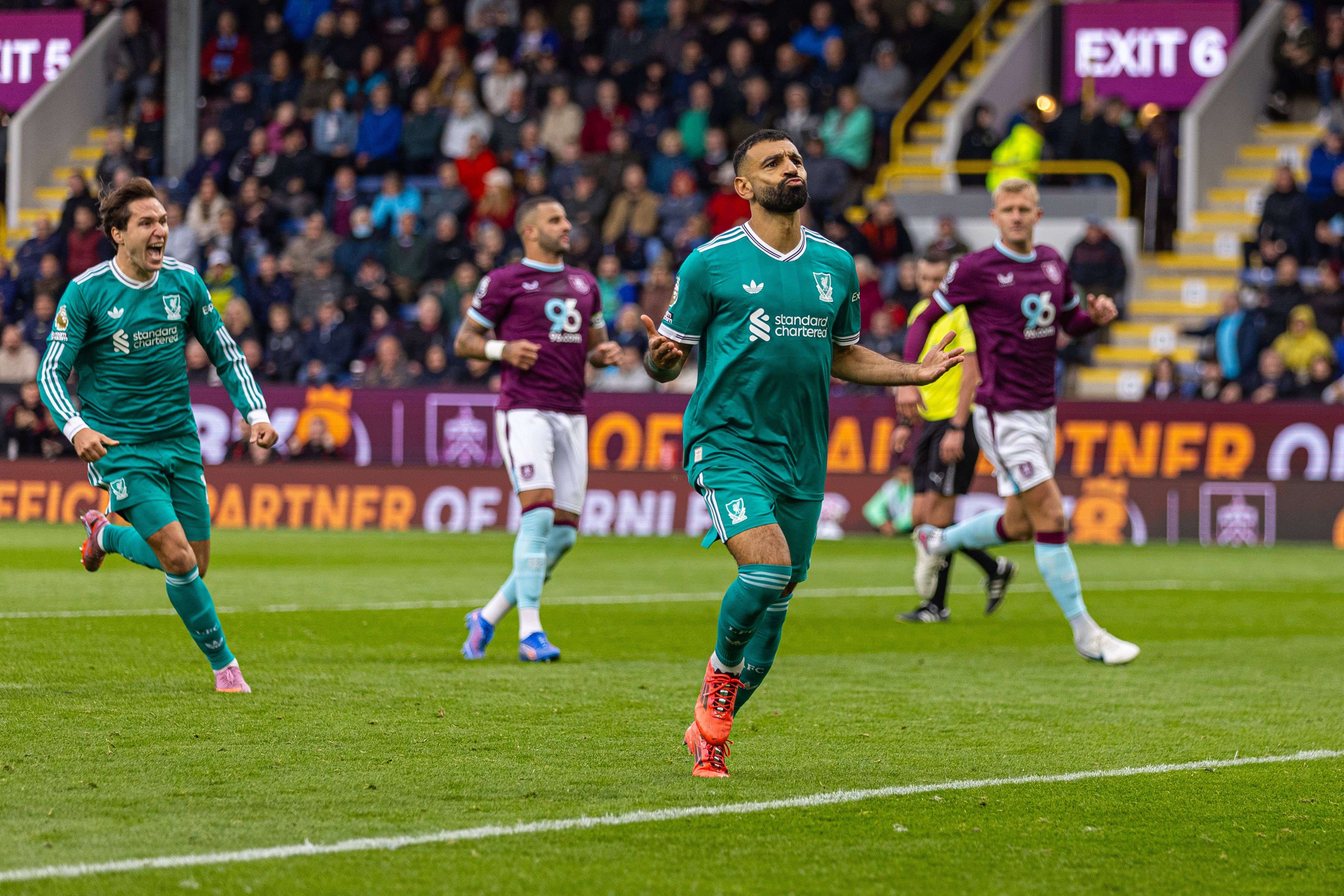 （体育）足球——英超：利物浦胜伯恩利