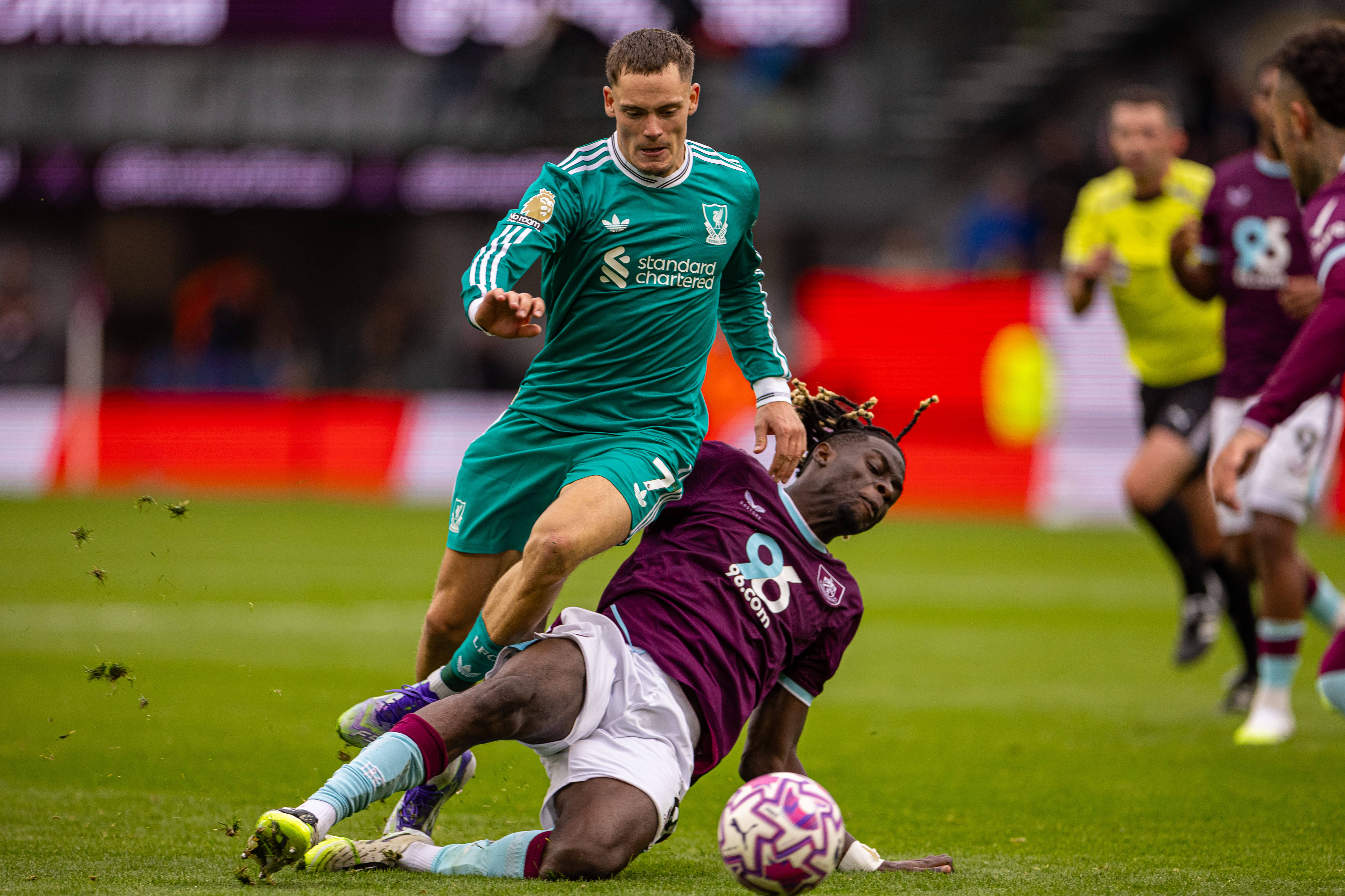 （体育）足球——英超：利物浦胜伯恩利