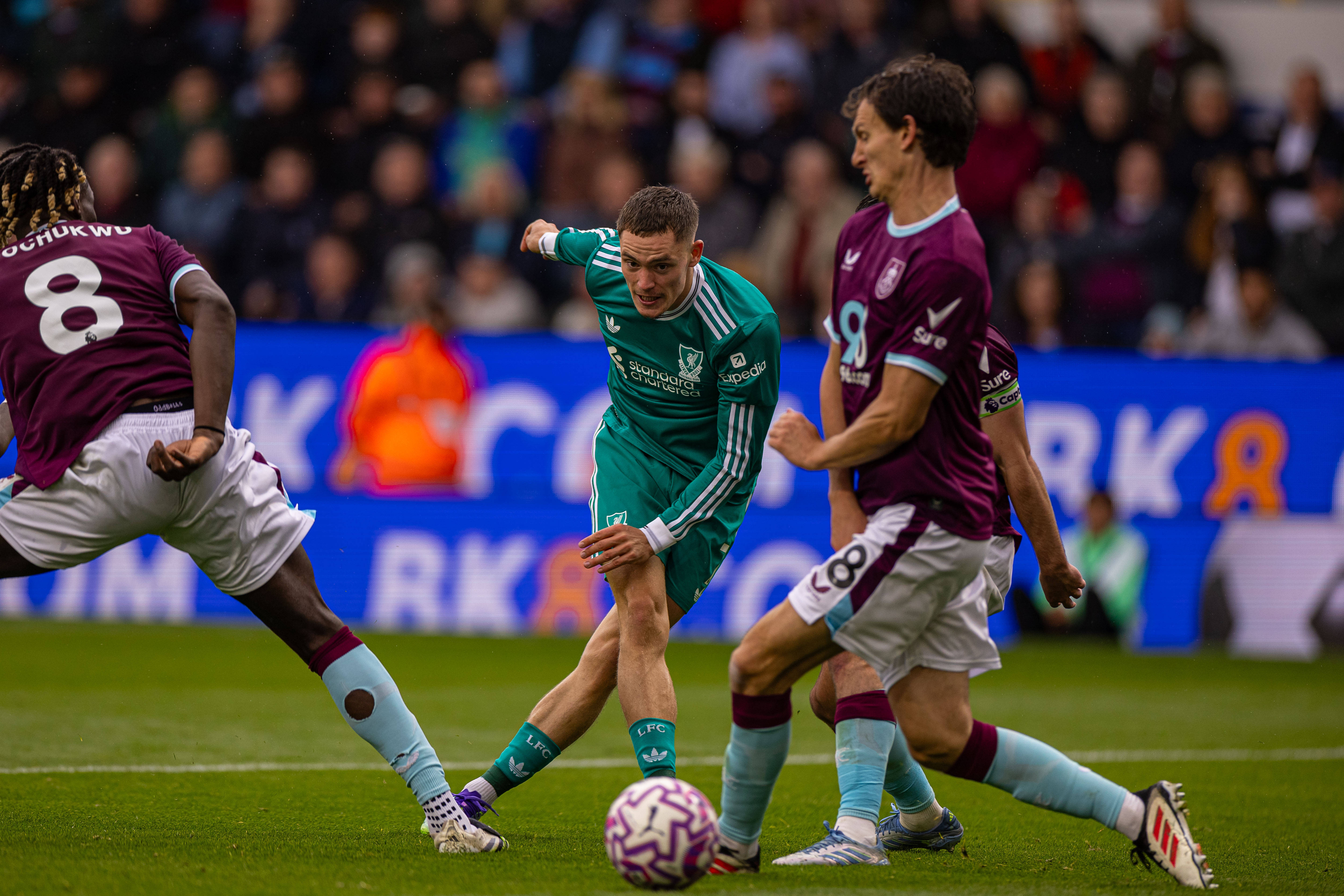 （体育）足球——英超：利物浦胜伯恩利