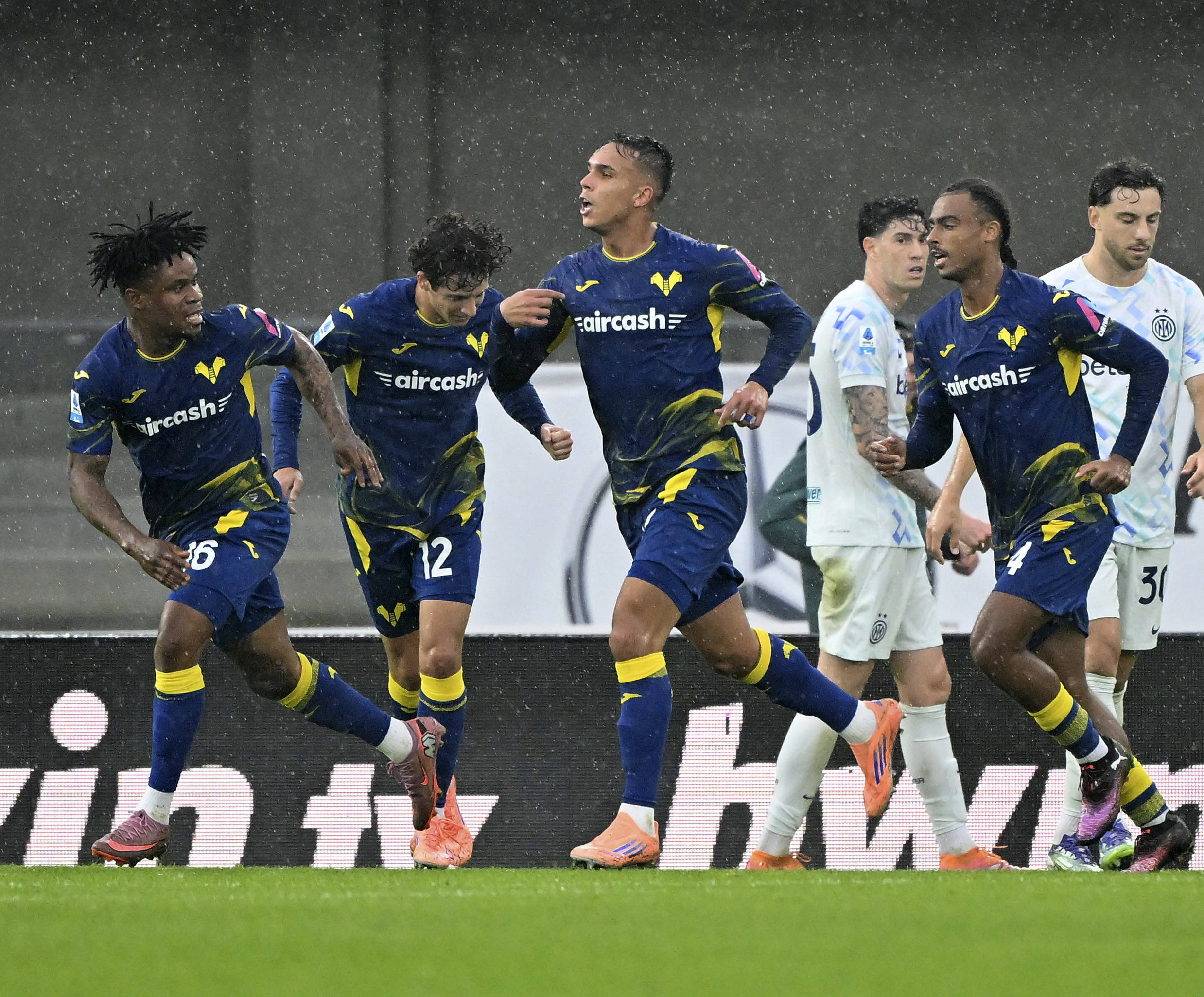 （体育）足球——意甲：国际米兰胜维罗纳